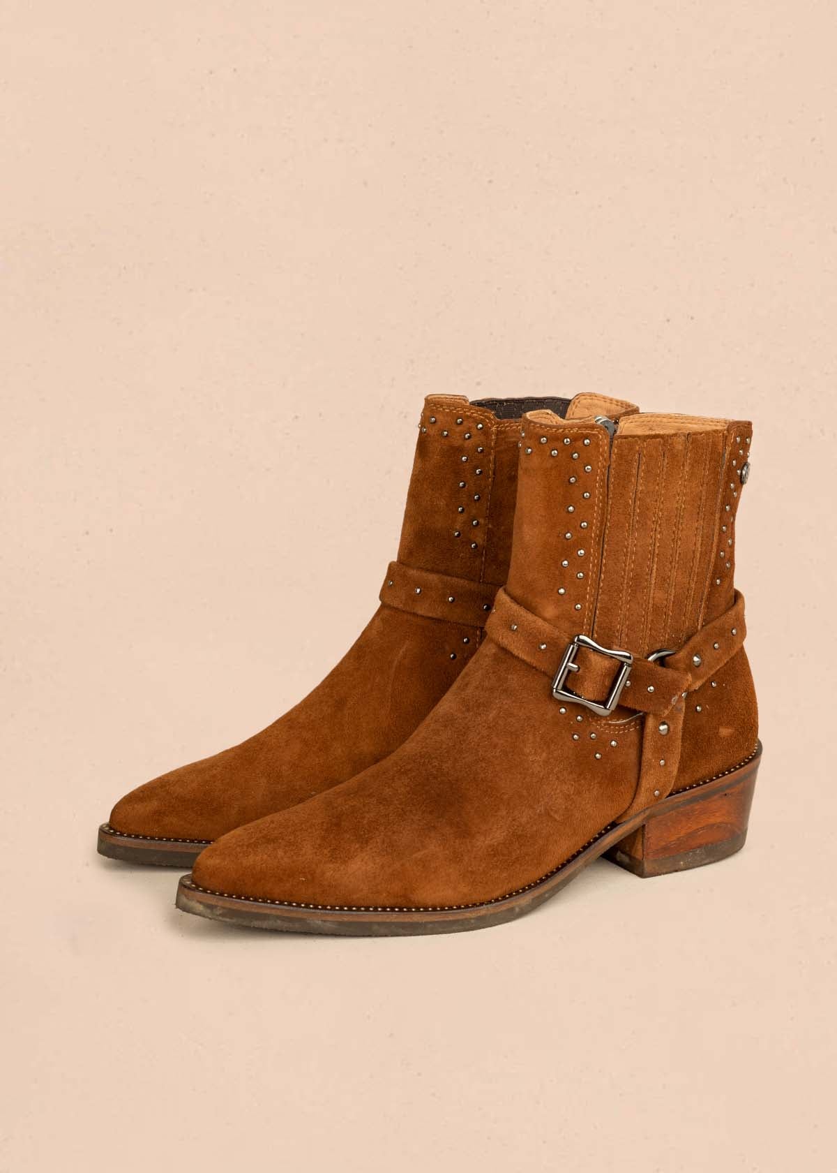 Botín en cuero color miel con hebilla y taches 105954