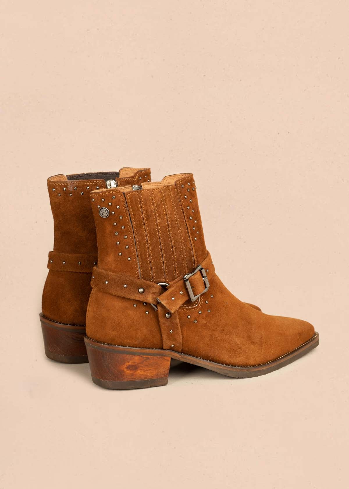 Botín en cuero color miel con hebilla y taches 105954