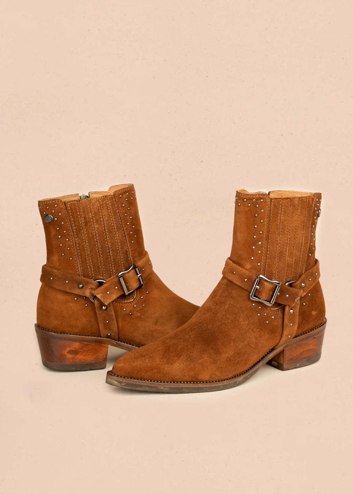 Botín en cuero color miel con hebilla y taches 105954