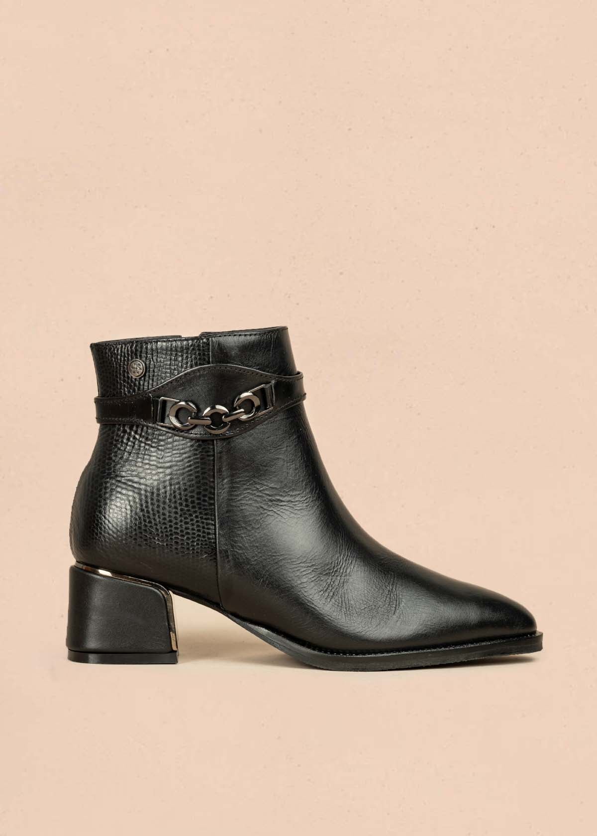 Botines en cuero color negro con textura croco y correa con aplique 105955