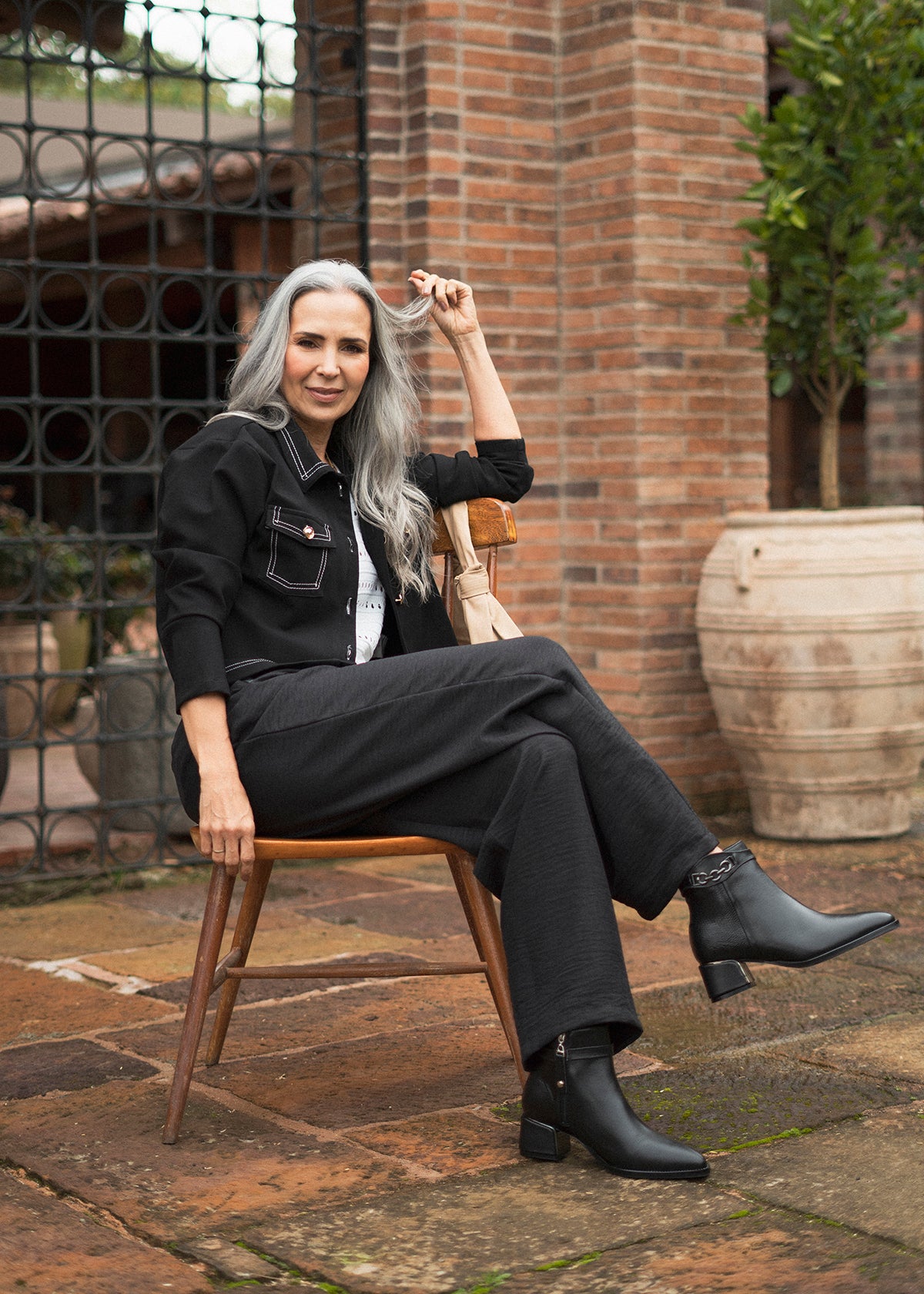 Botines en cuero color negro con textura croco y correa con aplique 105955