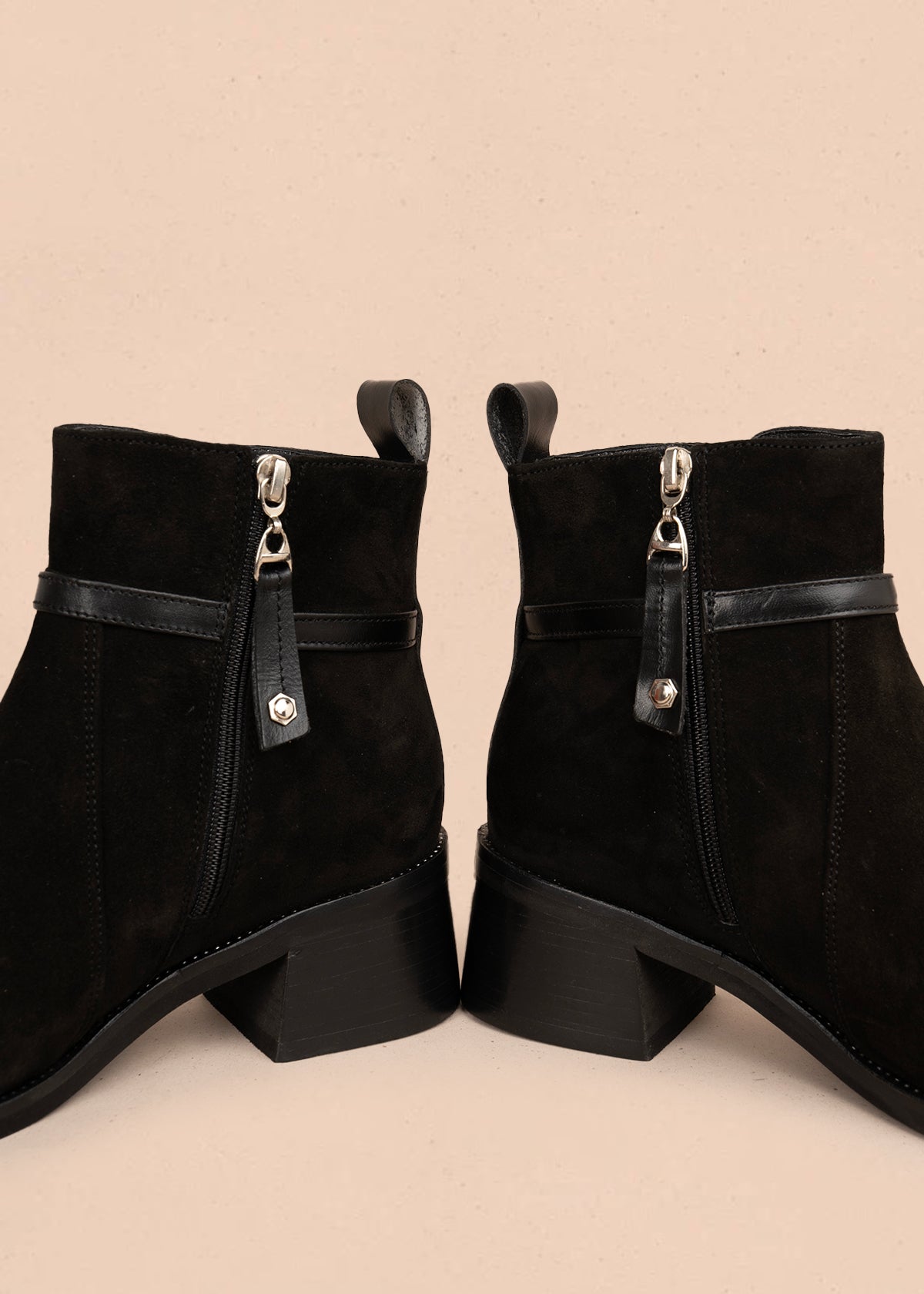 Botín en cuero color negro con cadena metalica 105956