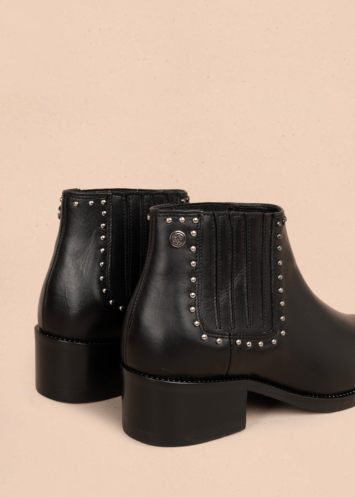 Botines en cuero color negro con taches 105957