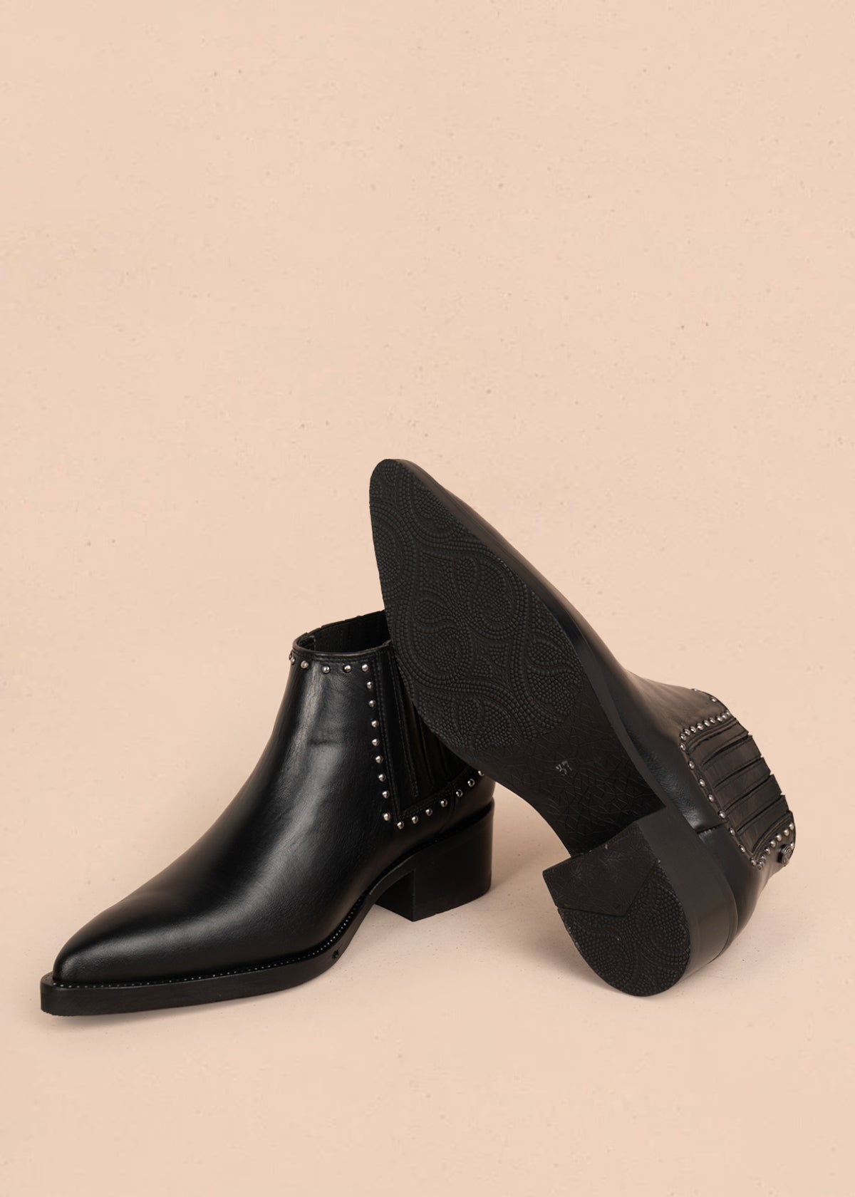 Botines en cuero color negro con taches 105957