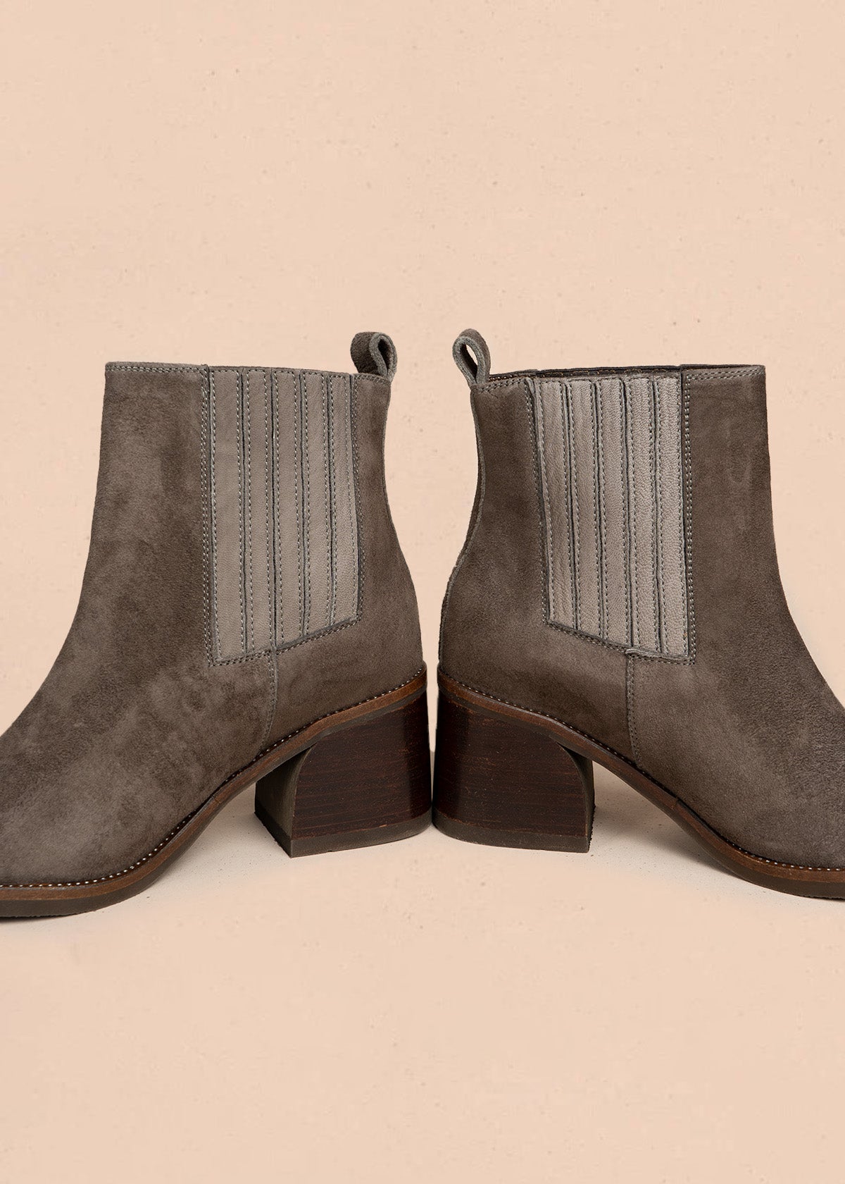 Botines de cuero gamuza color taupe con punta plateada y costura decorativa en la suela 105959
