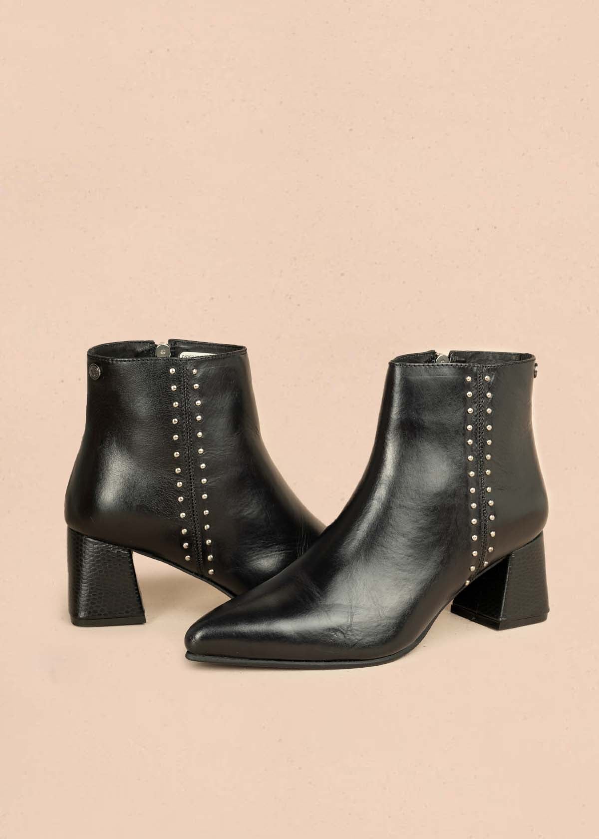 Botín en cuero color negro con taches 105960