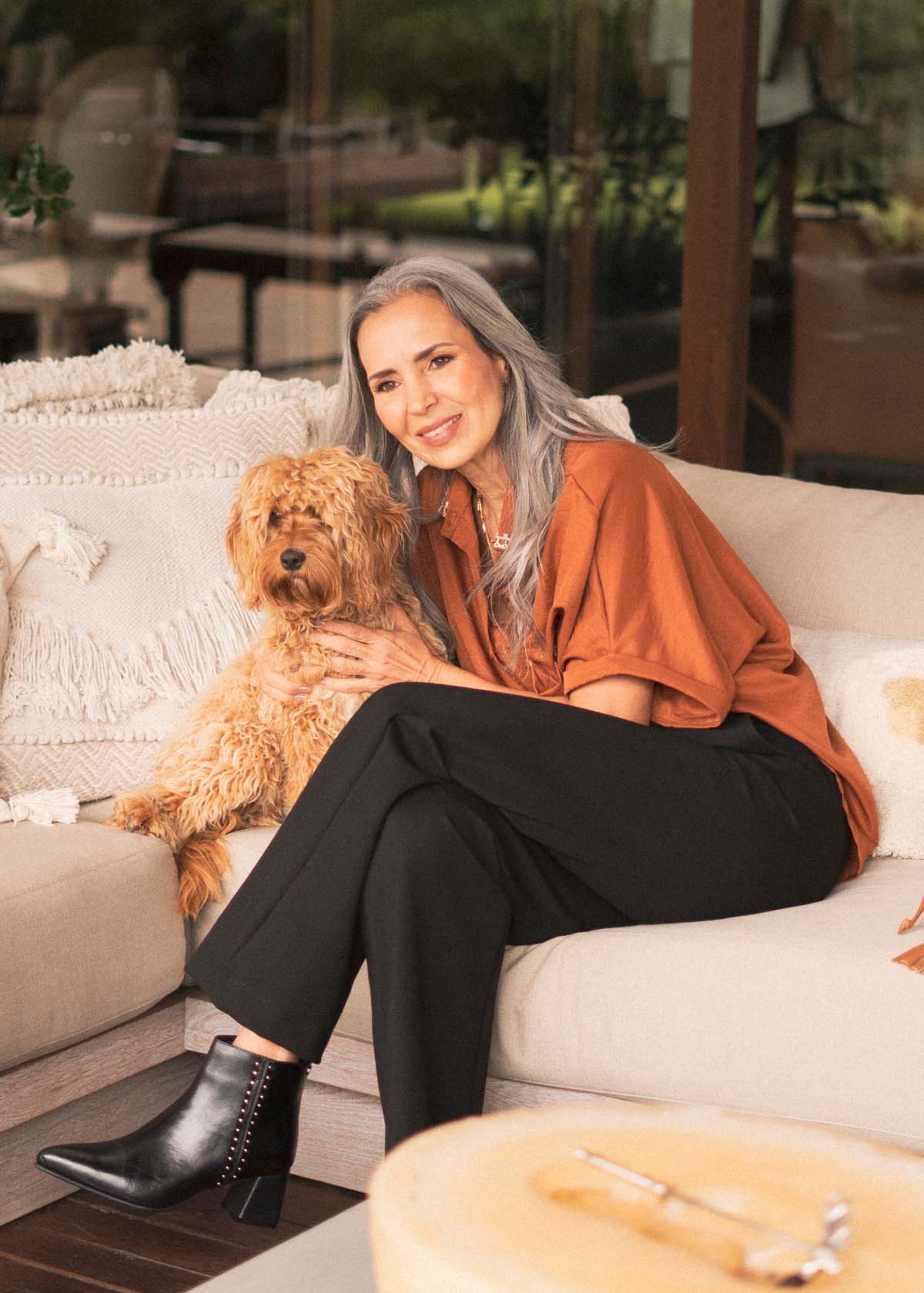 Botín en cuero color negro con taches 105960