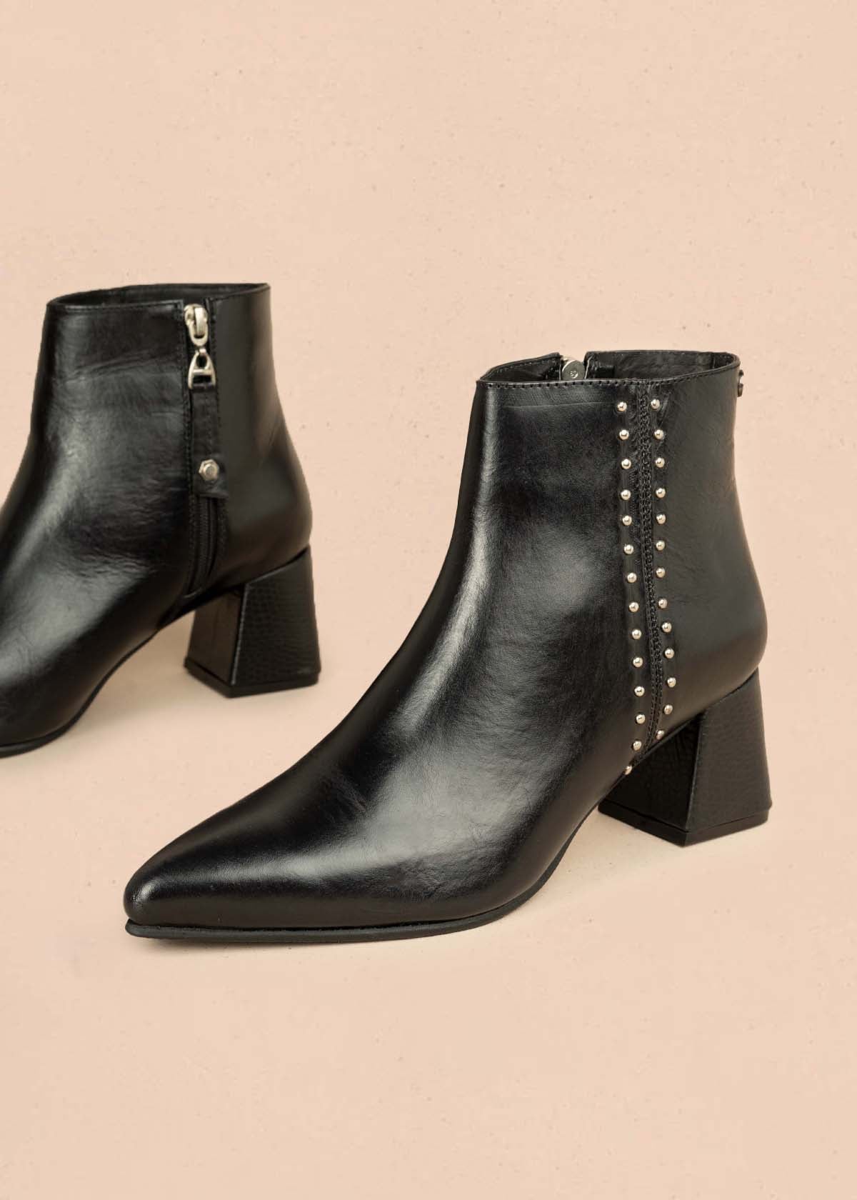 Botín en cuero color negro con taches 105960