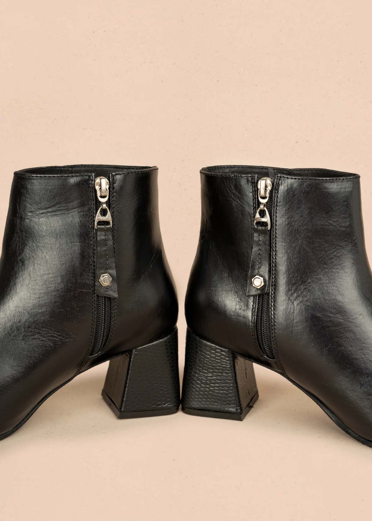 Botín en cuero color negro con taches 105960