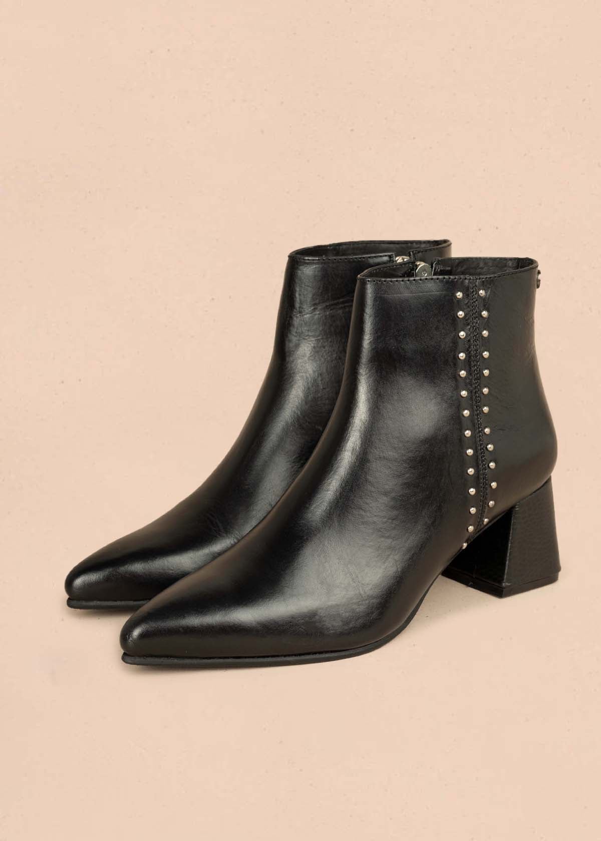 Botín en cuero color negro con taches 105960