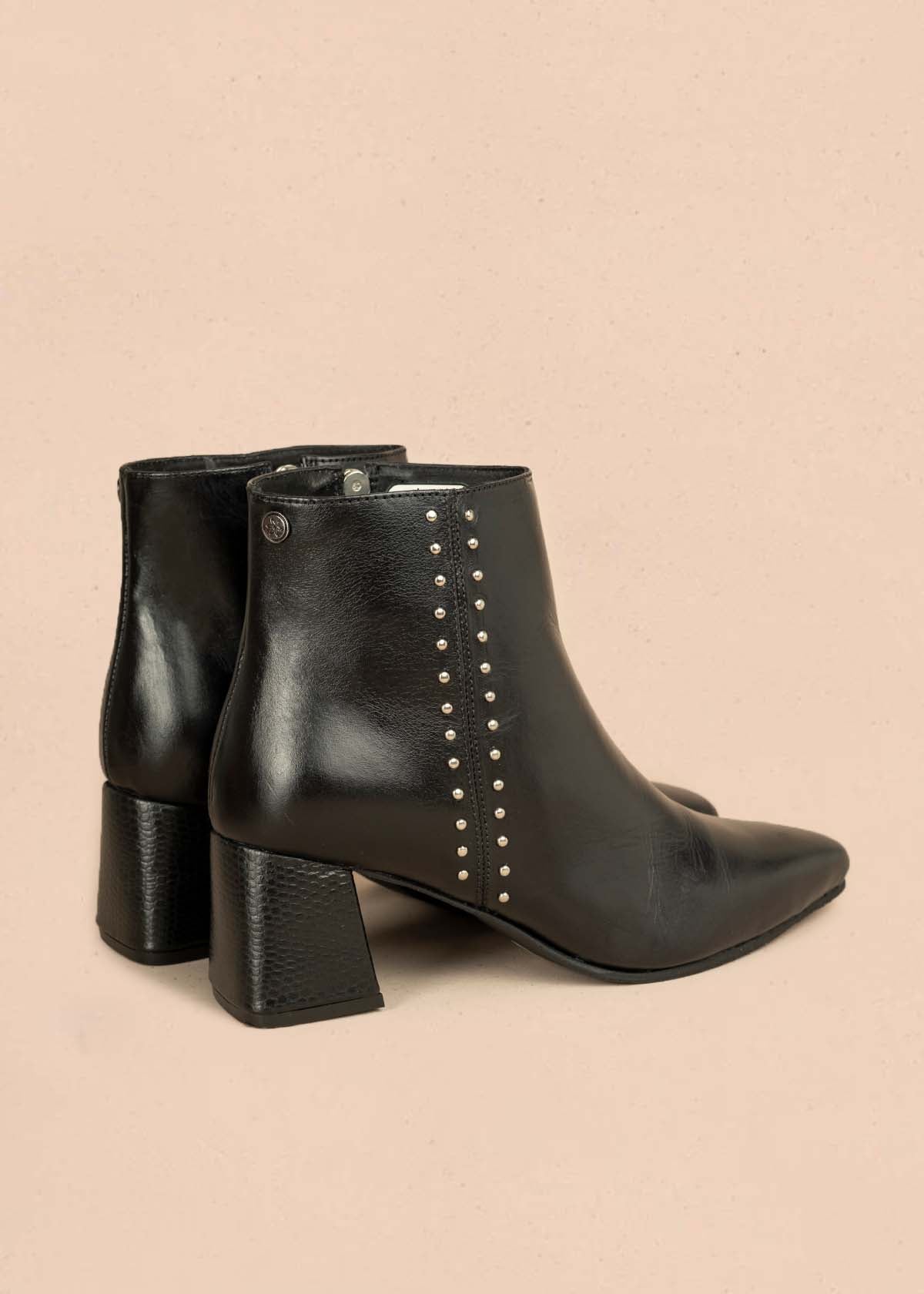 Botín en cuero color negro con taches 105960