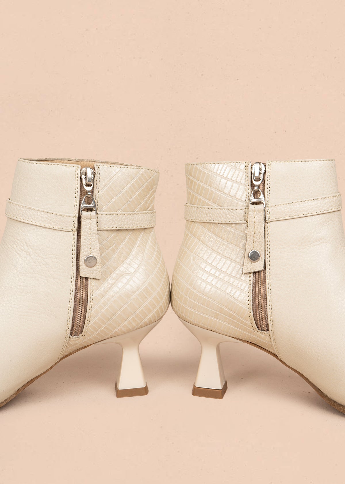 Botines en cuero color beige correa con aplique y tacón en copa 105961