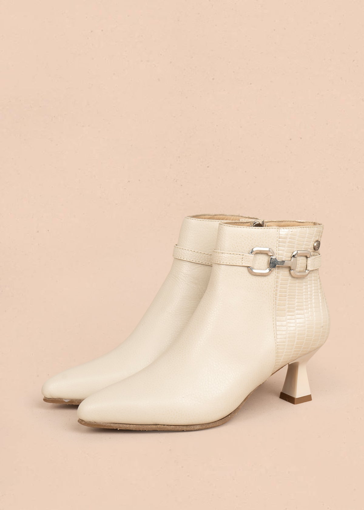 Botines en cuero color beige correa con aplique y tacón en copa 105961