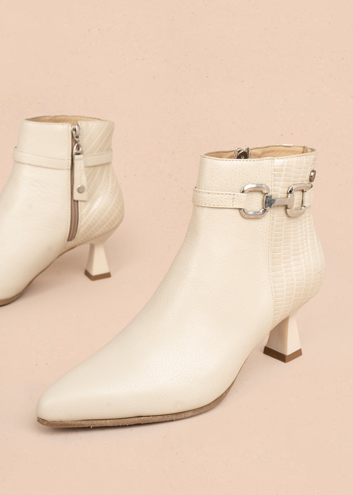 Botines en cuero color beige correa con aplique y tacón en copa 105961