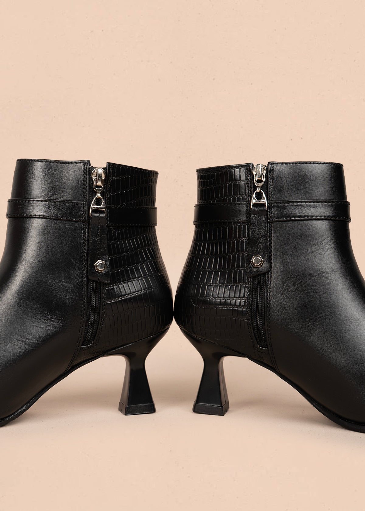 Botines en cuero color negro correa con aplique y tacón en copa 105961