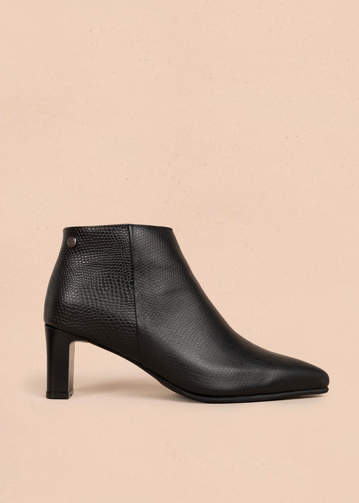 Botines en cuero color negro con textura croco 105962