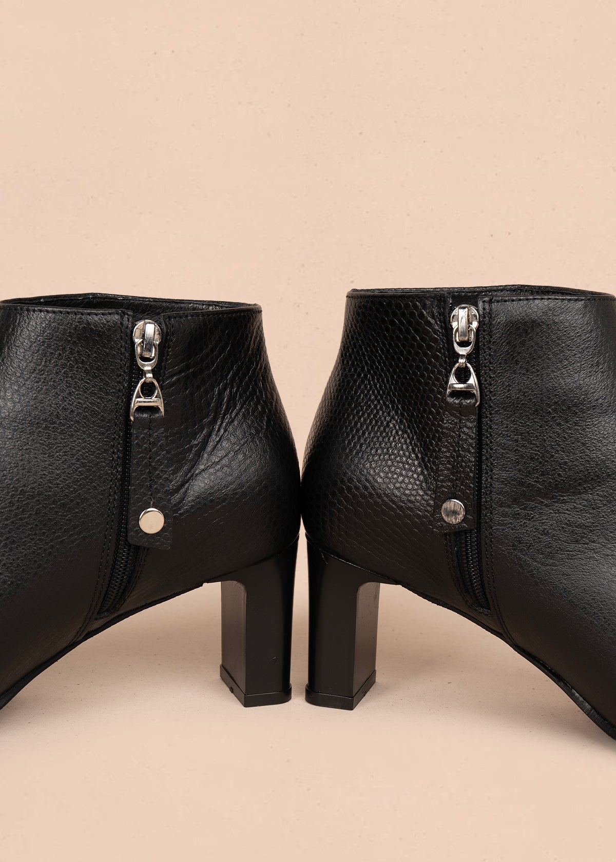 Botines en cuero color negro con textura croco 105962