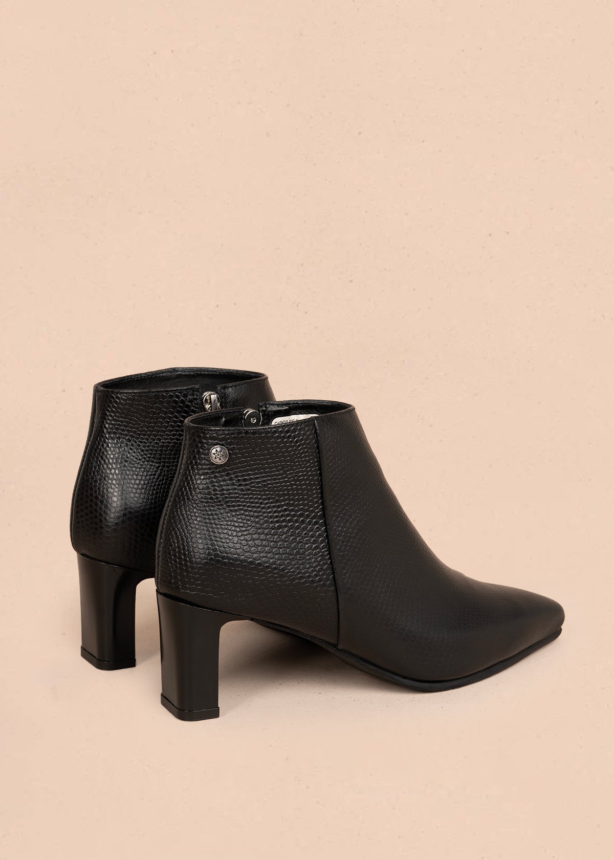 Botines en cuero color negro con textura croco 105962