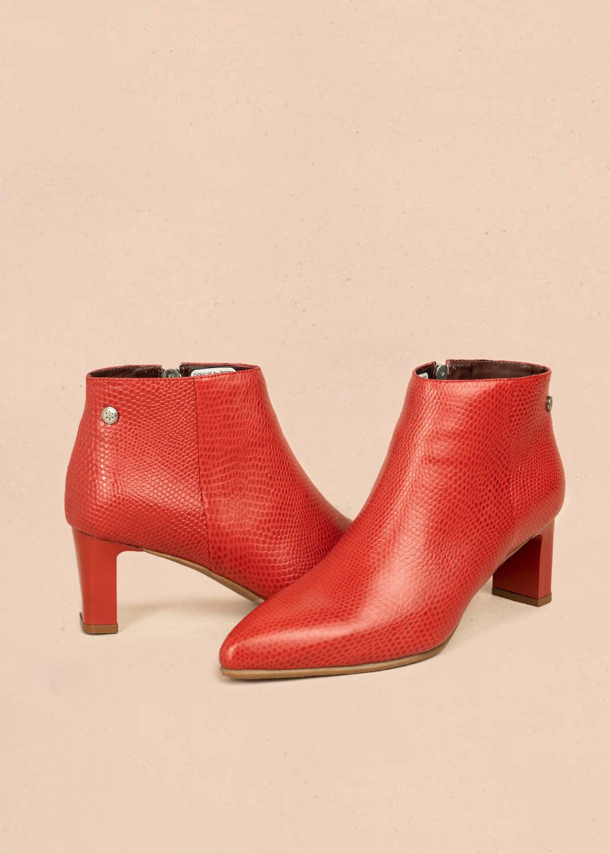 Botines en cuero color rojo con textura croco 105962