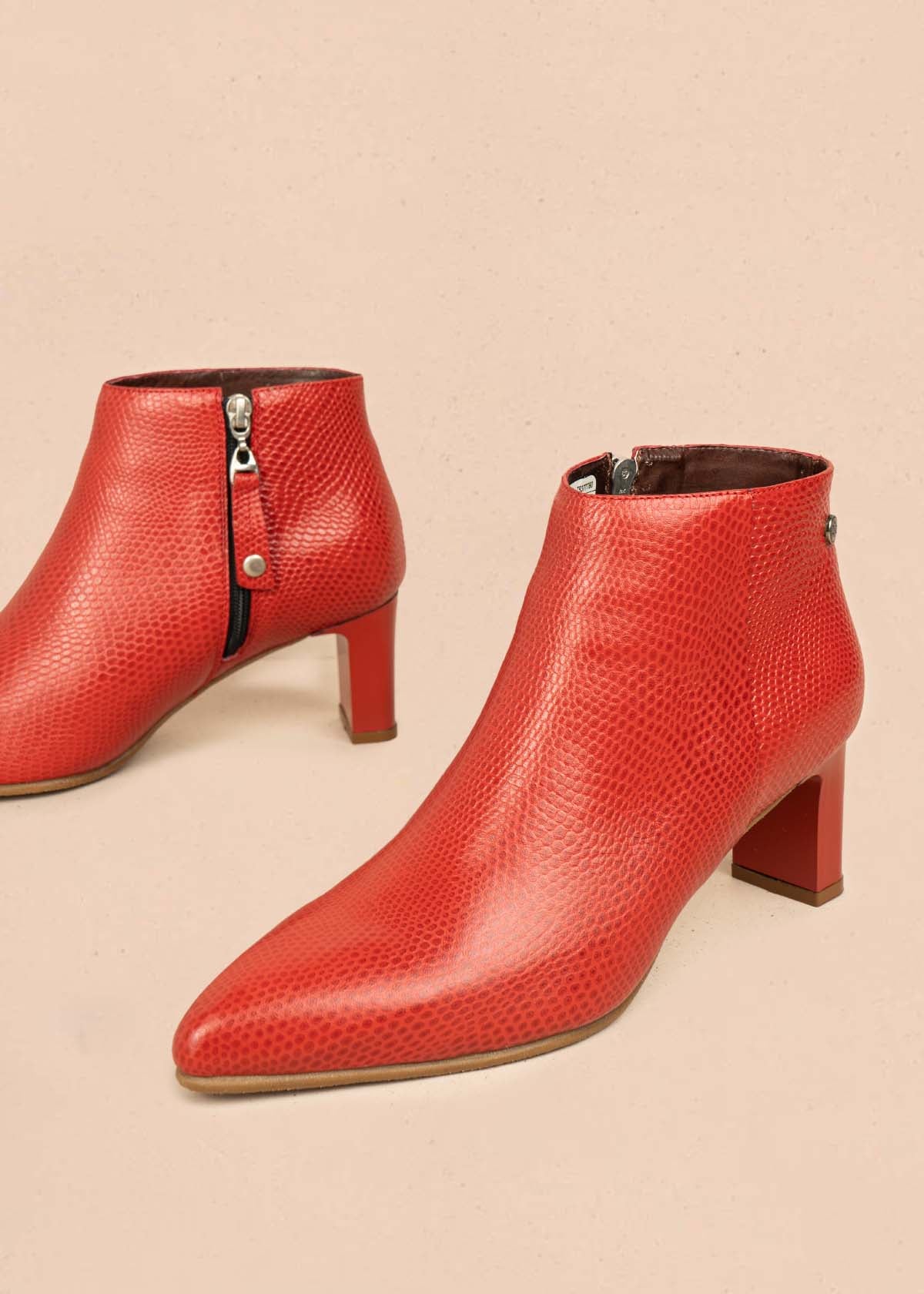 Botines en cuero color rojo con textura croco 105962