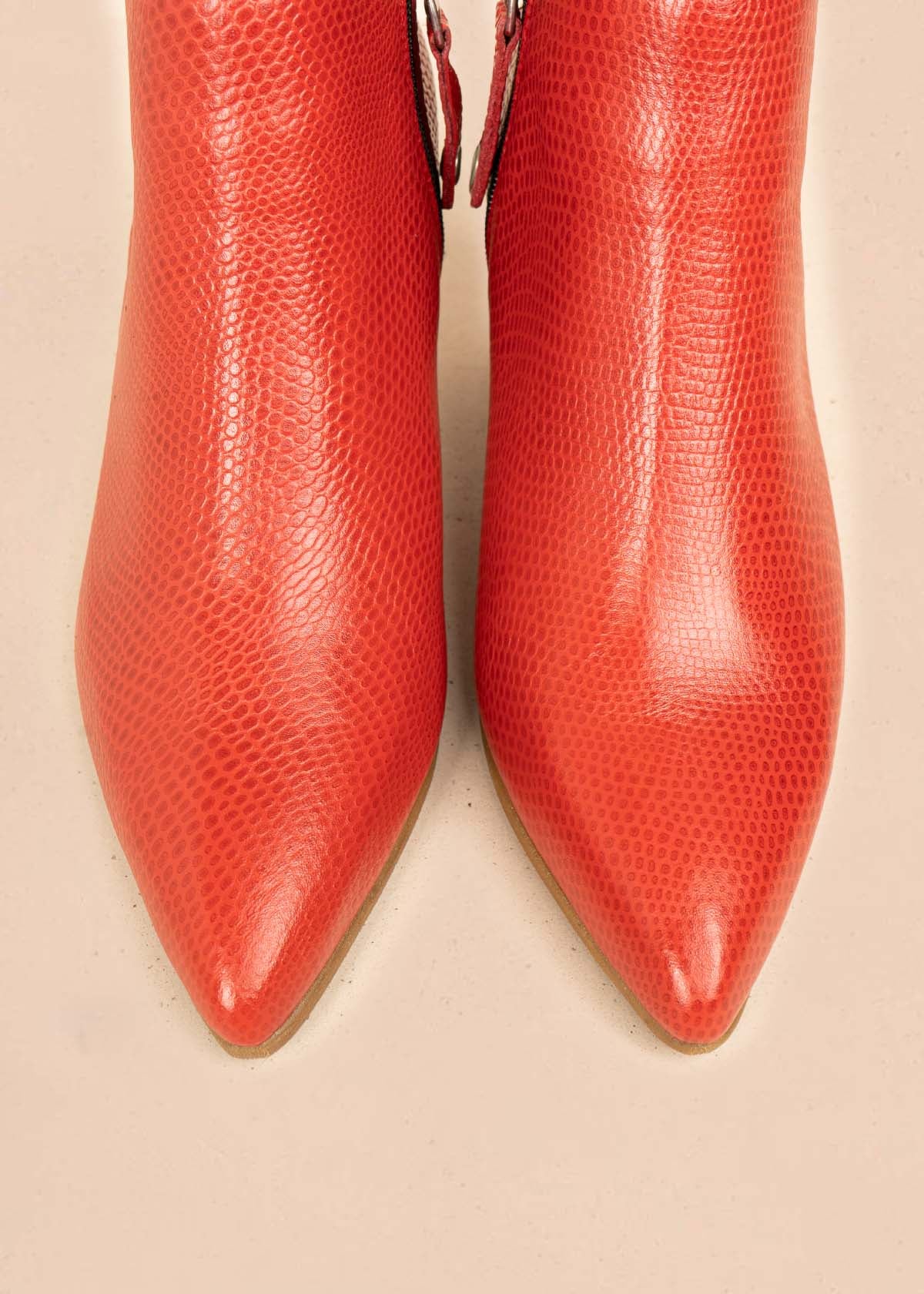 Botines en cuero color rojo con textura croco 105962