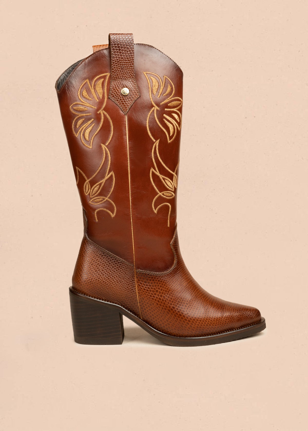 Botas texanas de cuero color miel con bordado decorativo amarillo y acabado texturizado 105963