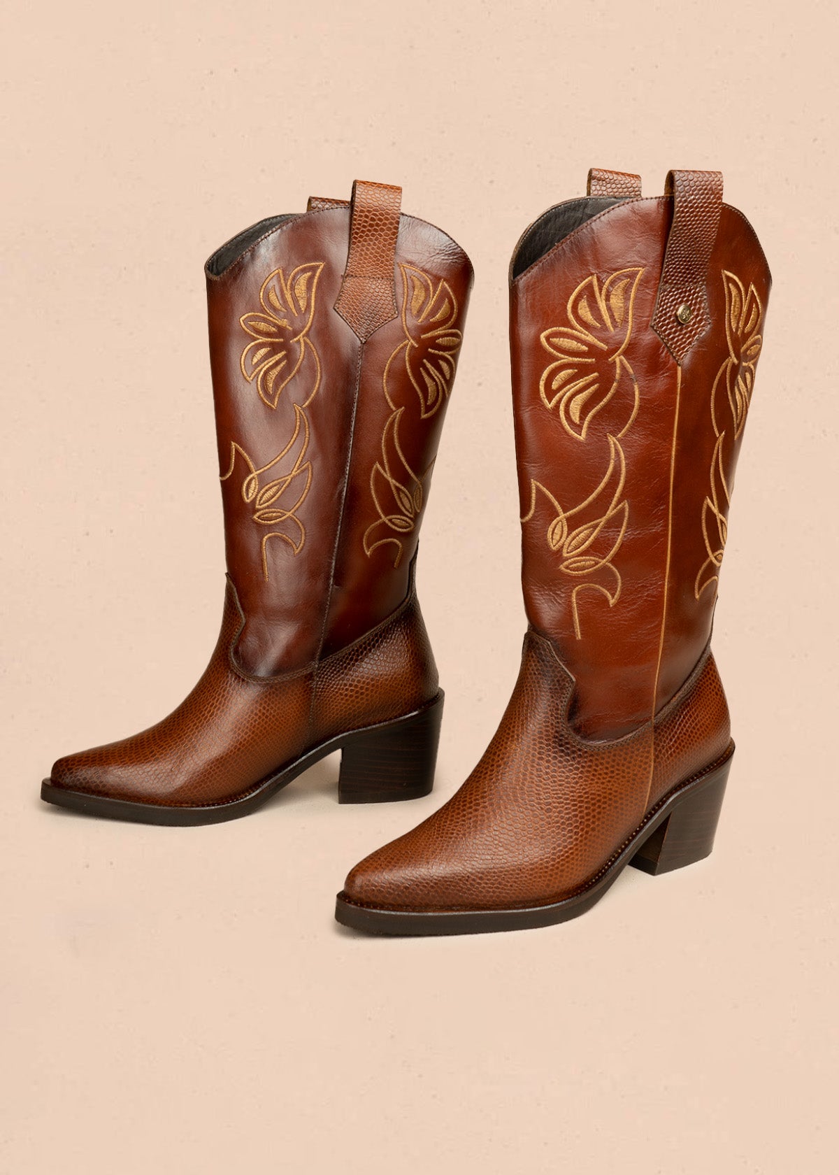 Botas texanas de cuero color miel con bordado decorativo amarillo y acabado texturizado 105963
