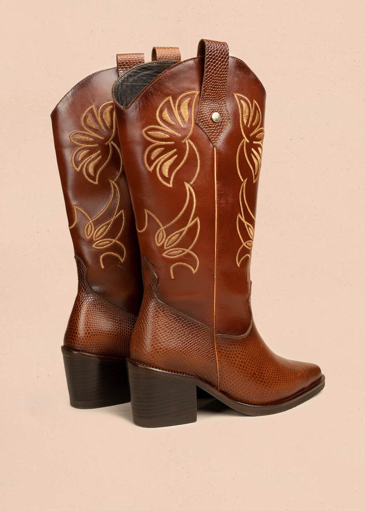 Botas texanas de cuero color miel con bordado decorativo amarillo y acabado texturizado 105963