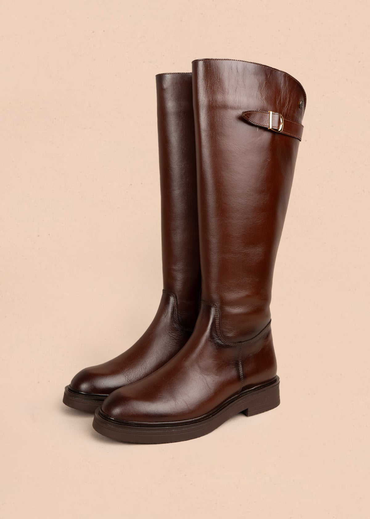 Bota en cuero color café con diseño clásico y cierre lateral 105964