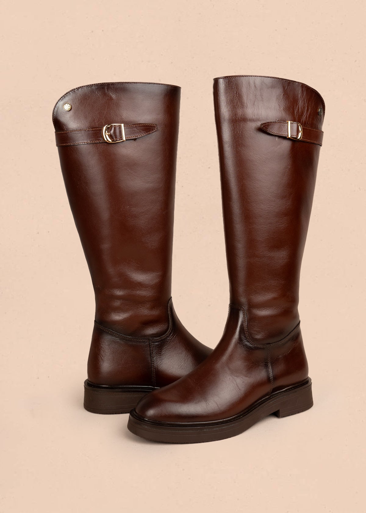 Bota en cuero color café con diseño clásico y cierre lateral 105964
