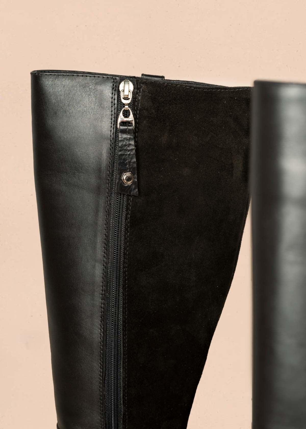 Bota en cuero color negro con hebilla 105965