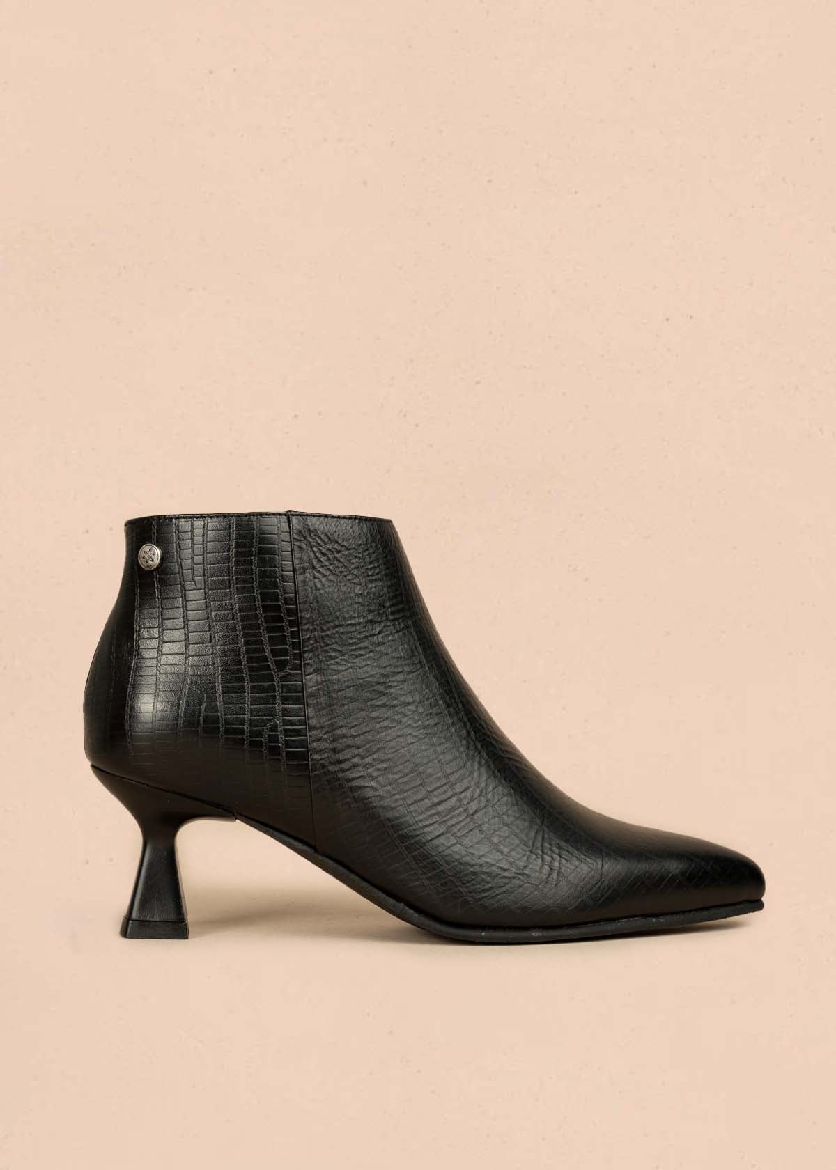 Botín en cuero color negro con textura croco y tacón en copa 105966