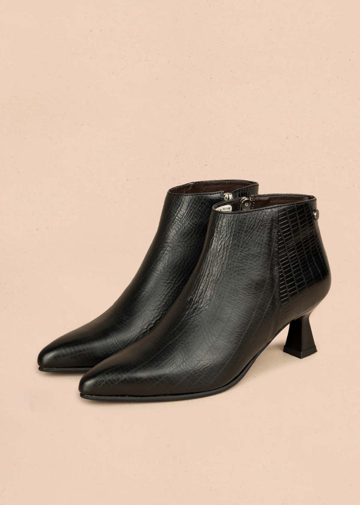 Botín en cuero color negro con textura croco y tacón en copa 105966