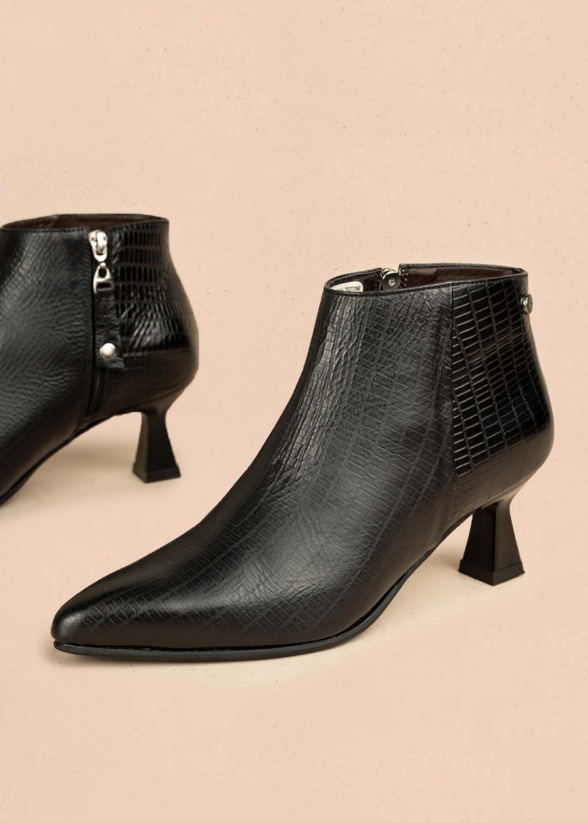 Botín en cuero color negro con textura croco y tacón en copa 105966
