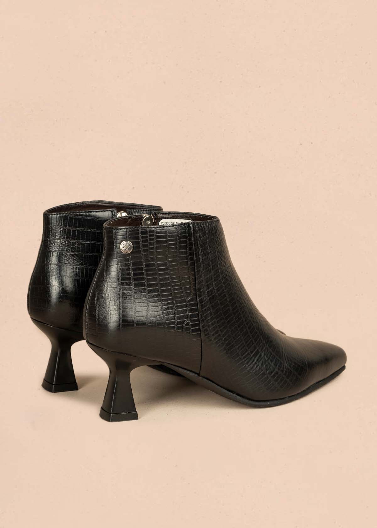 Botín en cuero color negro con textura croco y tacón en copa 105966