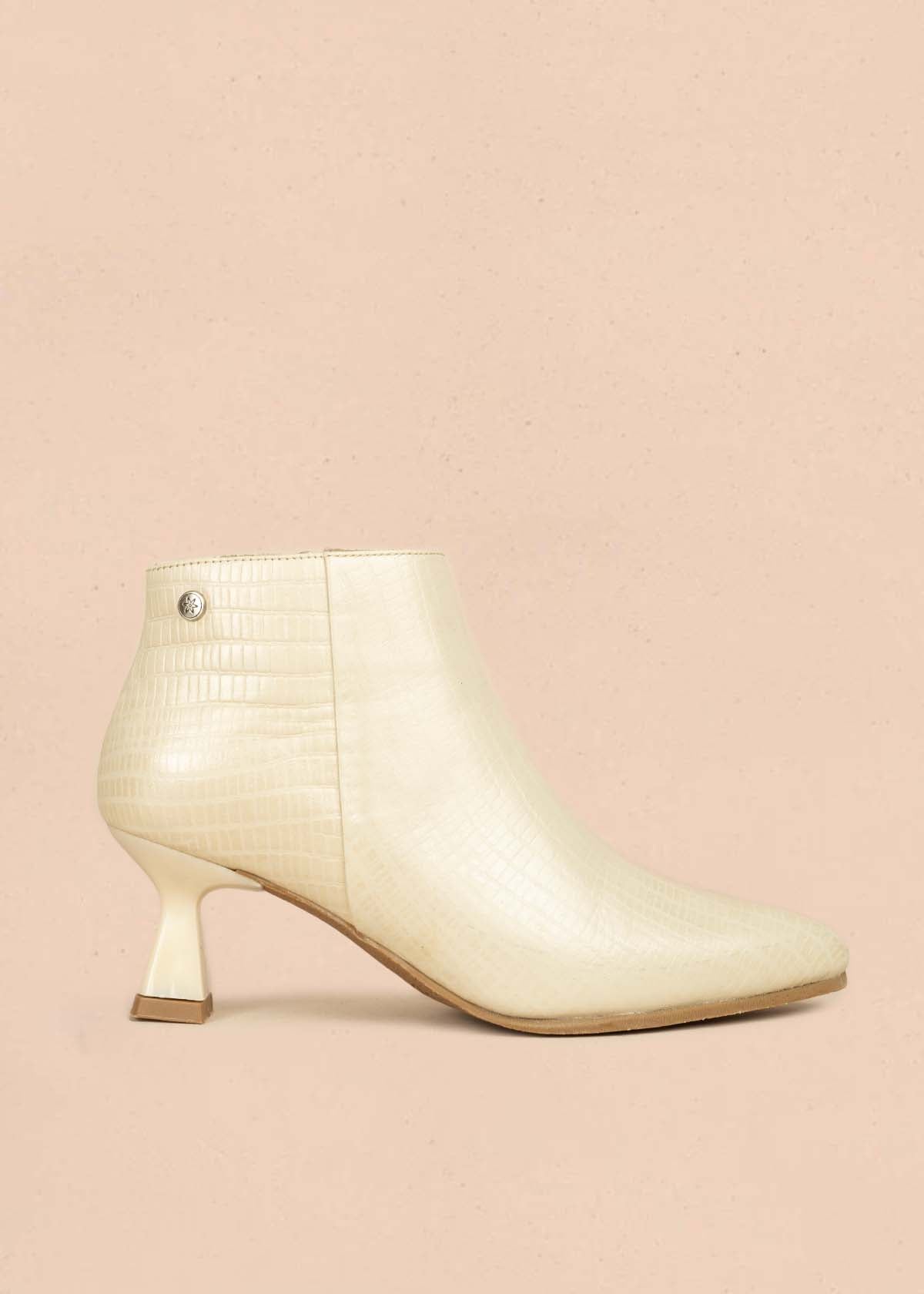 Botín en cuero color talco con textura croco y tacón en copa 105966