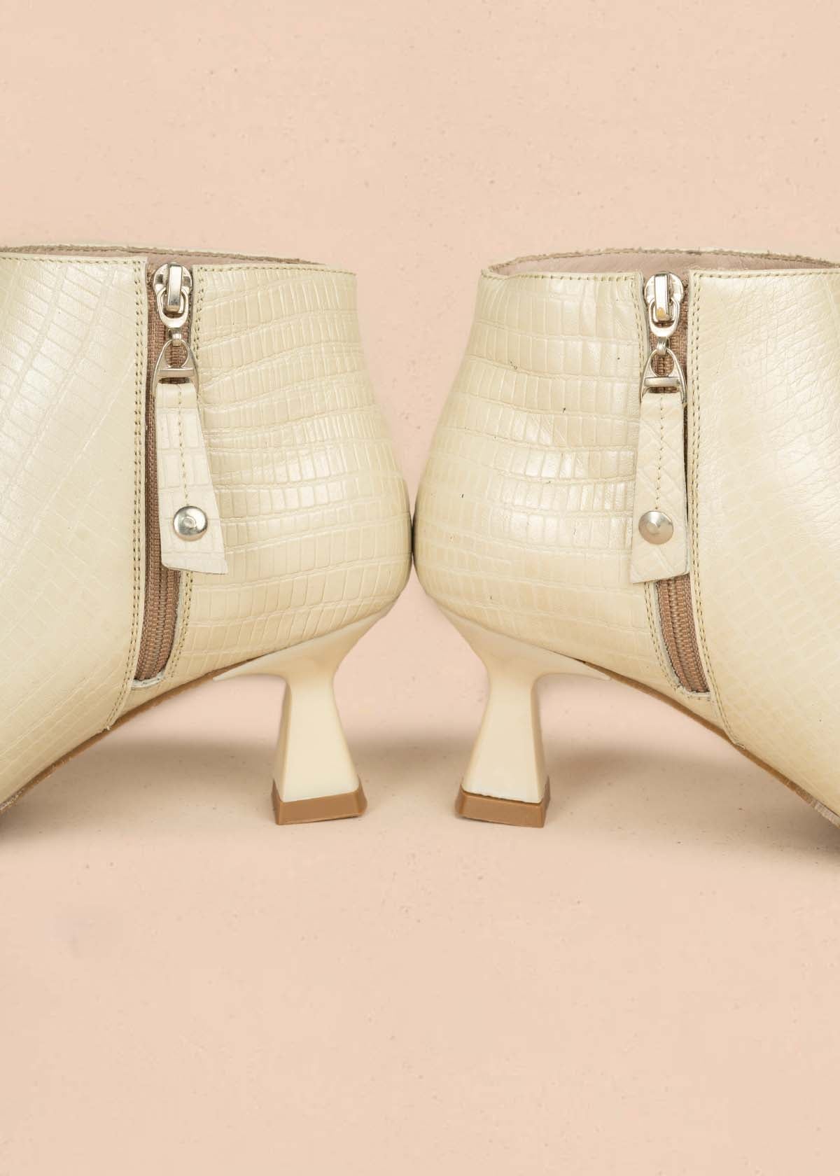 Botín en cuero color talco con textura croco y tacón en copa 105966