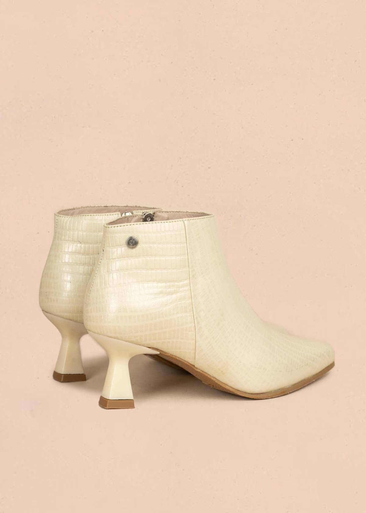 Botín en cuero color talco con textura croco y tacón en copa 105966