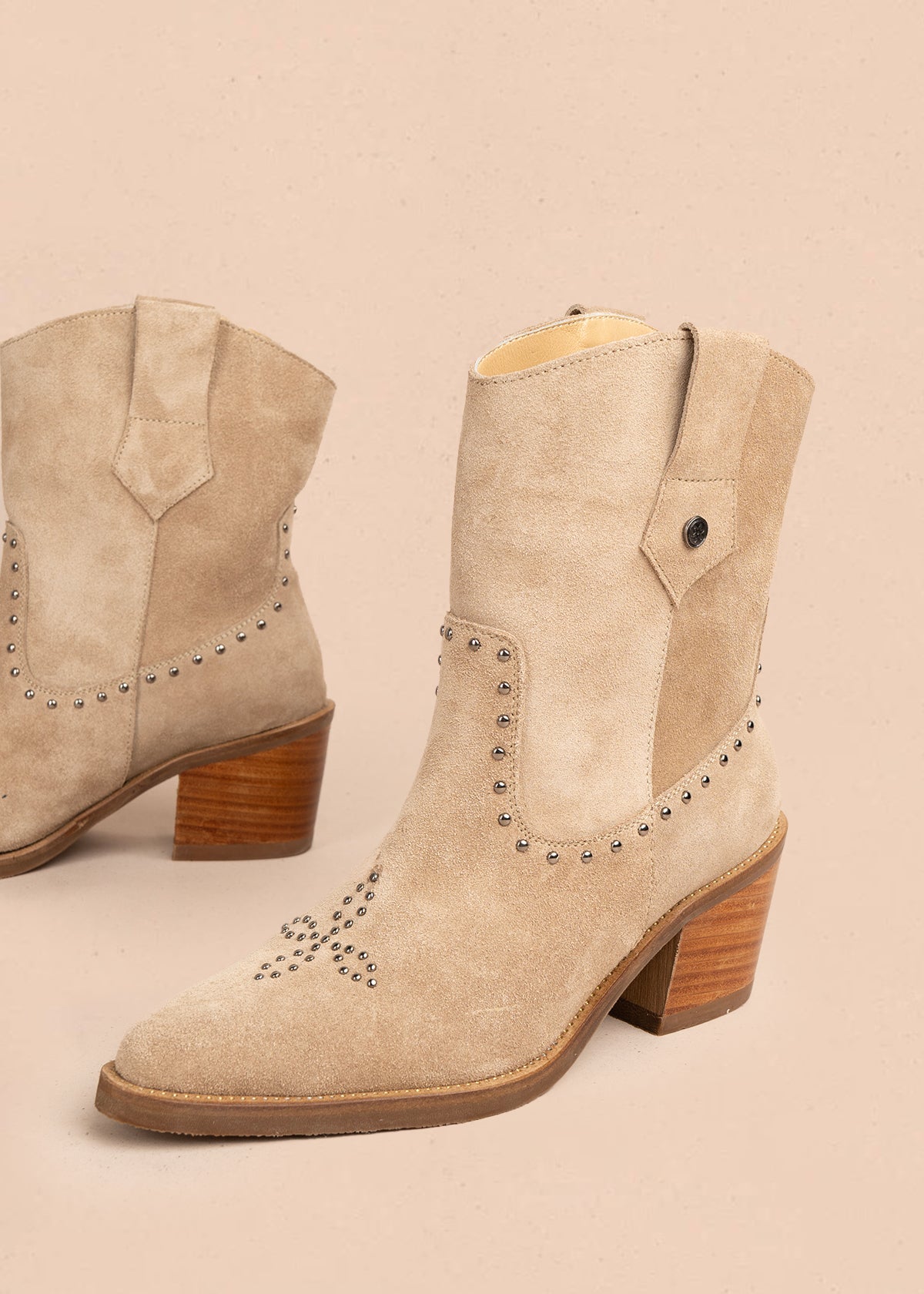 Bota en cuero color arena con bordado en la parte frontal y tachuelas decorativas 105967