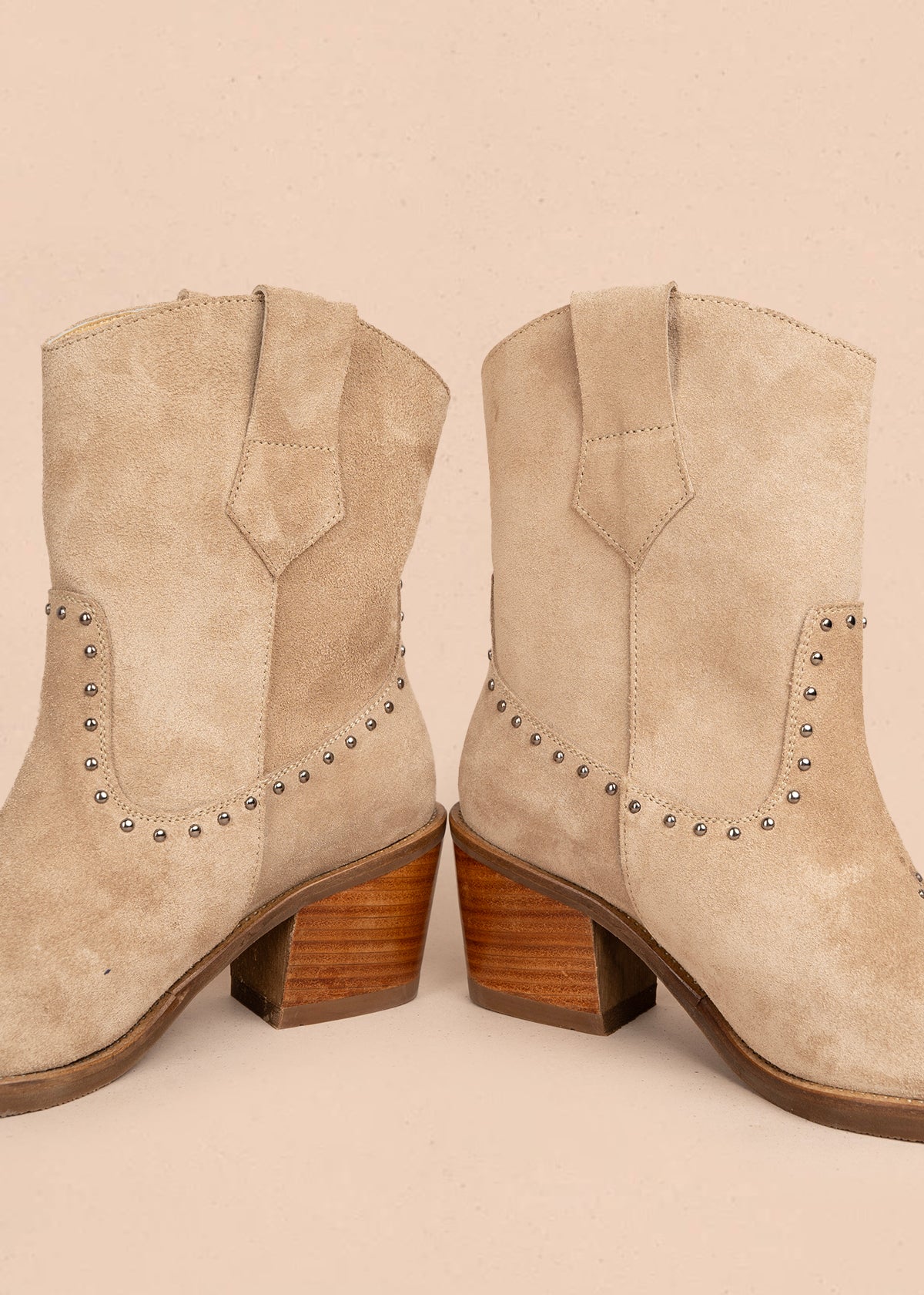 Bota en cuero color arena con bordado en la parte frontal y tachuelas decorativas 105967
