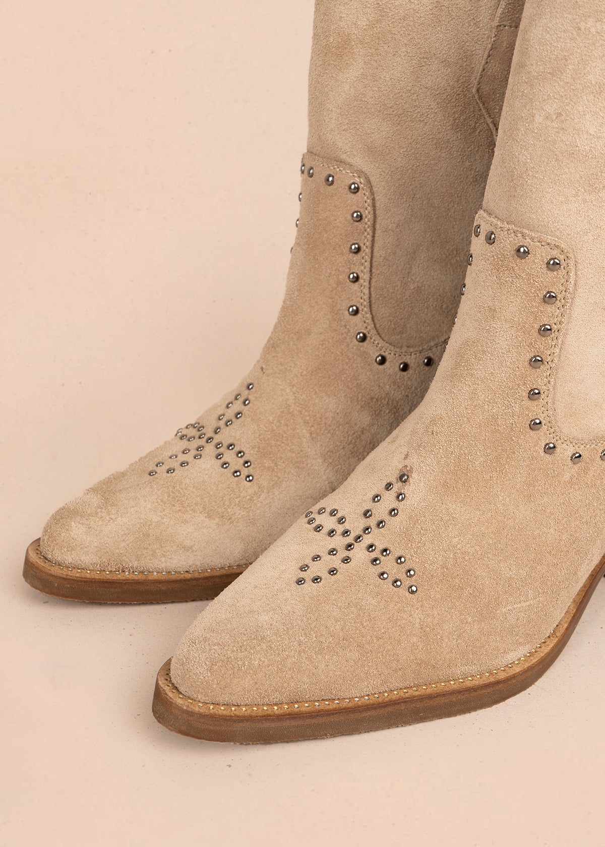 Bota en cuero color arena con bordado en la parte frontal y tachuelas decorativas 105967