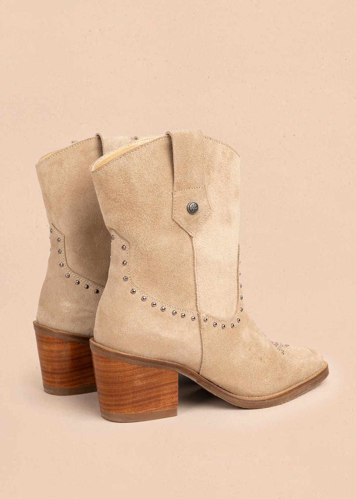 Bota en cuero color arena con bordado en la parte frontal y tachuelas decorativas 105967
