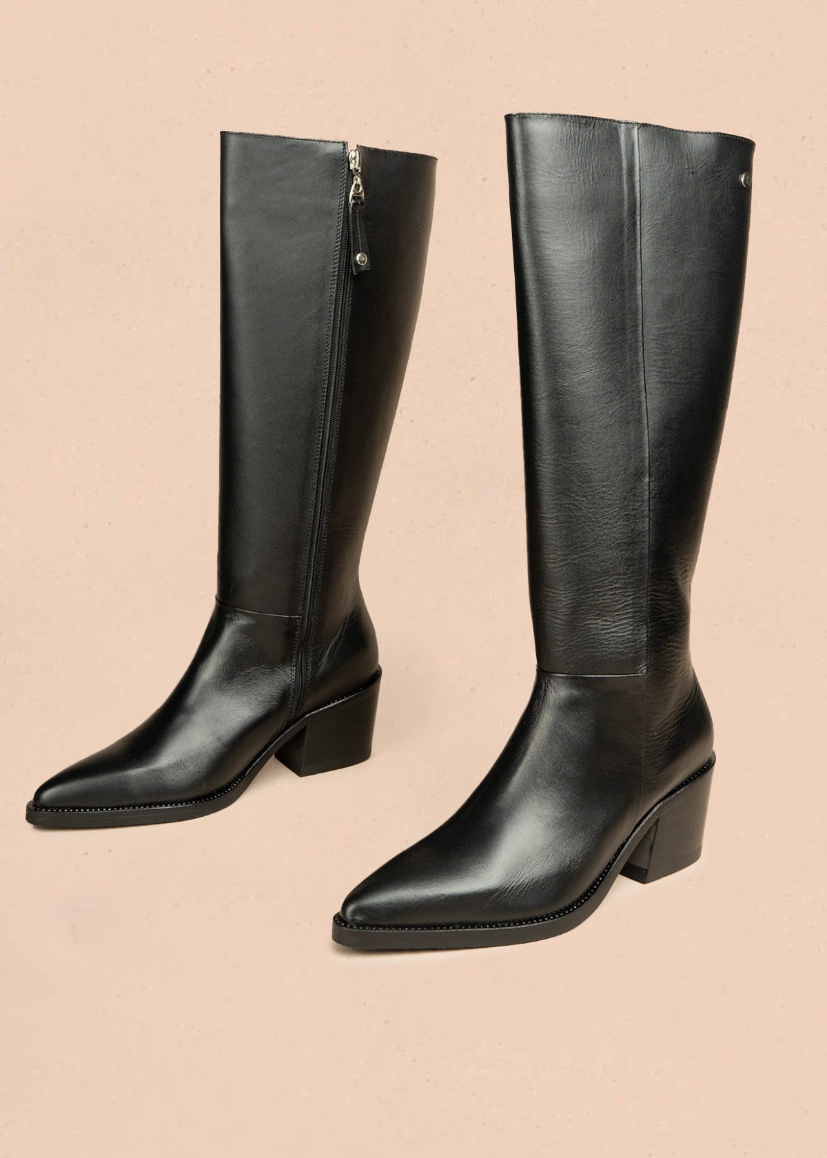 Botas de cuero color negro con corte alto y acabado liso 105970