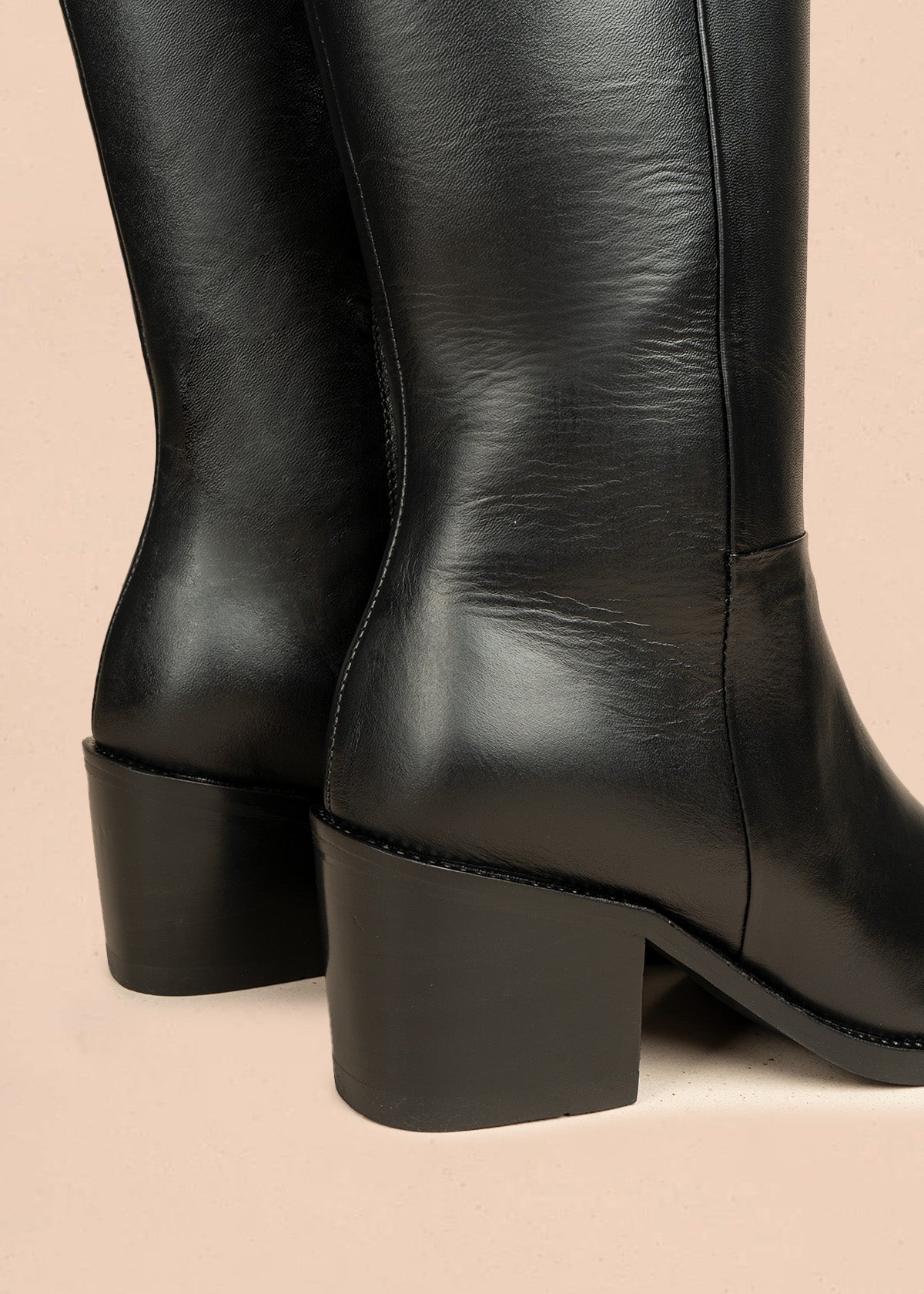Botas de cuero color negro con corte alto y acabado liso 105970