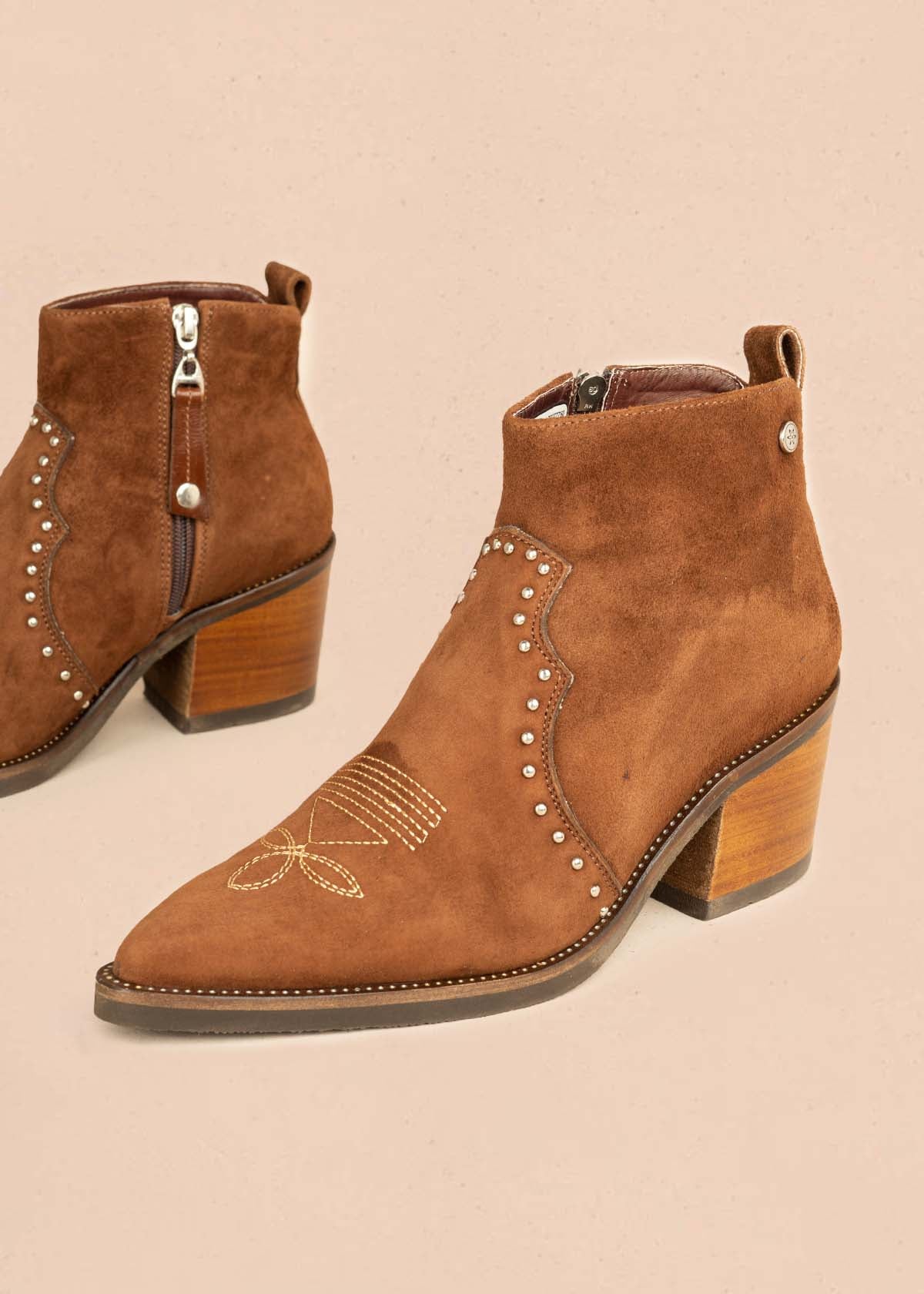 Botines en cuero color café con bordado y taches 105971