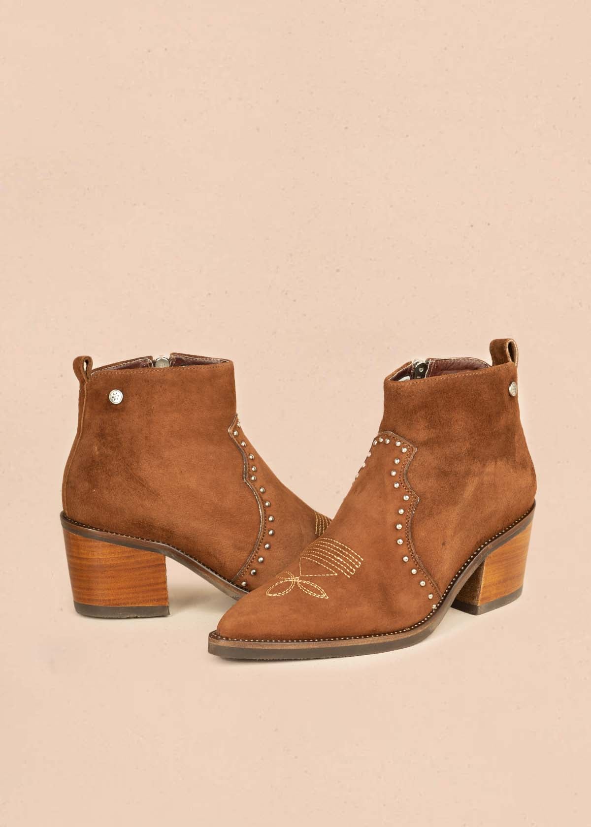 Botines en cuero color café con bordado y taches 105971