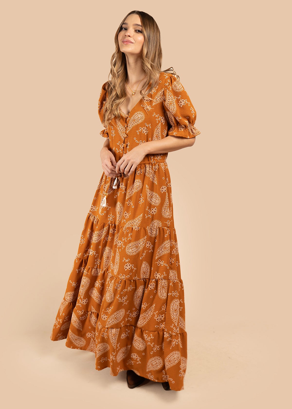 Vestido largo color terracota con diseño floral y cinturón ajustable 105972