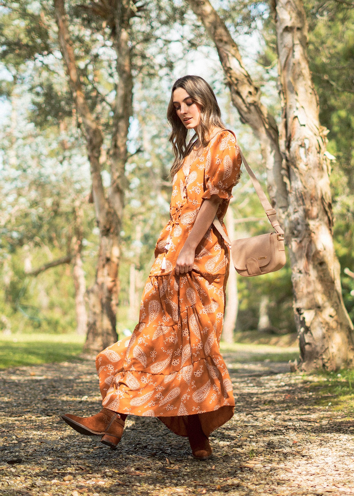 Vestido largo color terracota con diseño floral y cinturón ajustable 105972