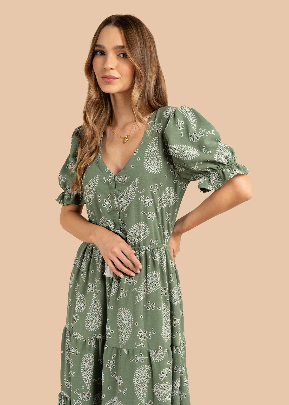 Vestido largo color verde con diseño floral y cinturón ajustable 105972