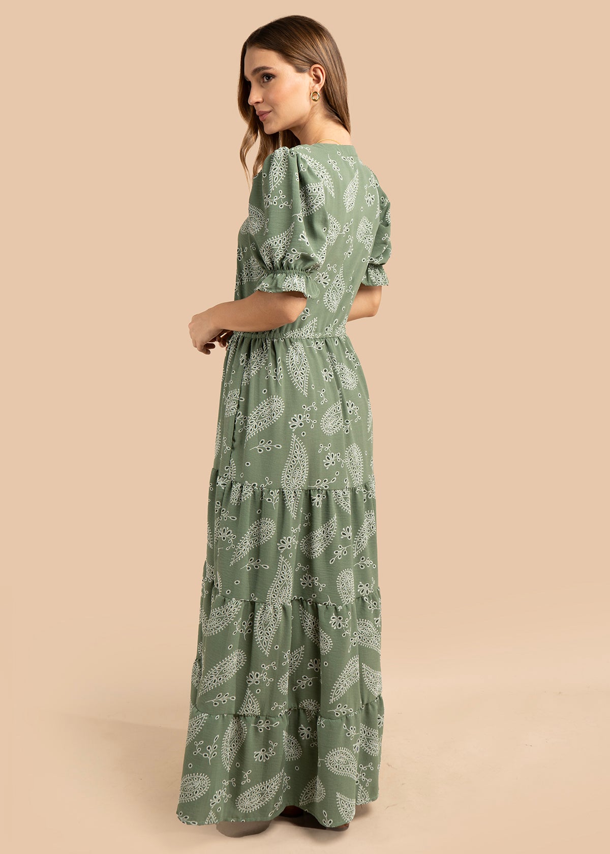 Vestido largo color verde con diseño floral y cinturón ajustable 105972